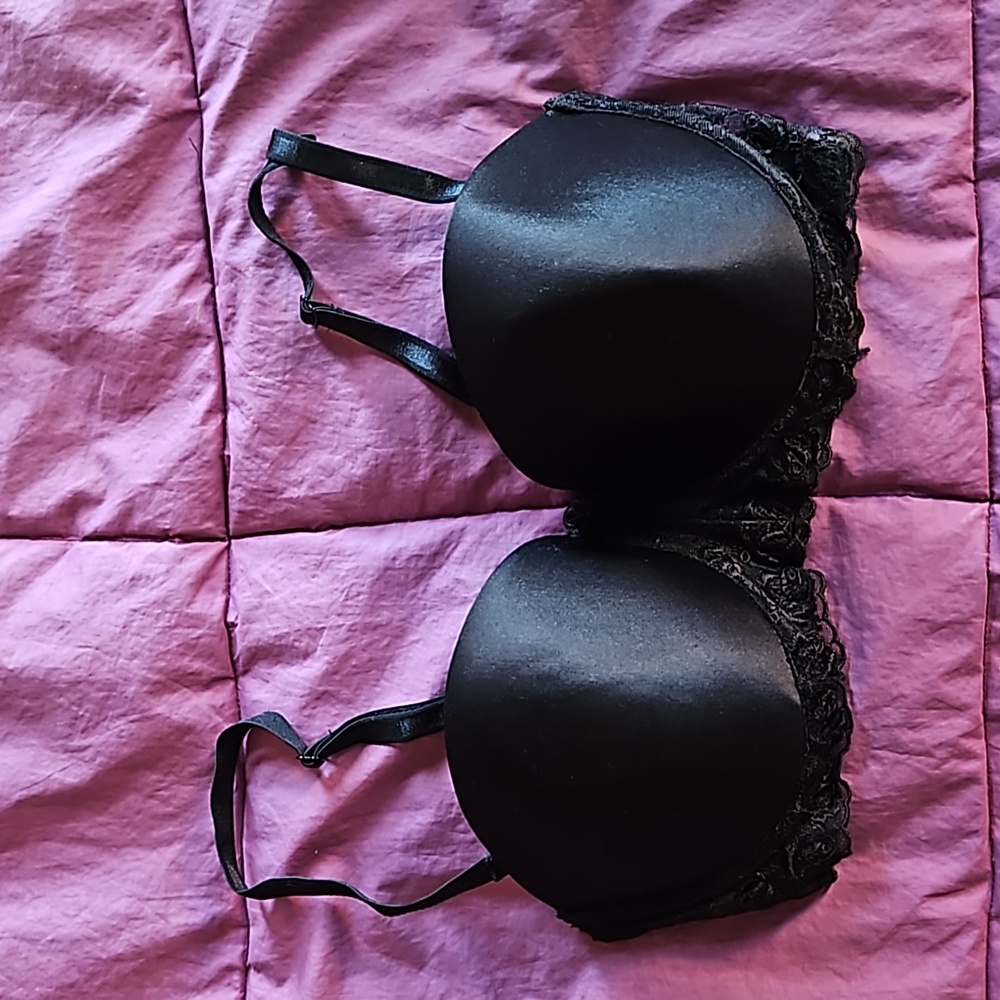 Black satin convertible / strapless bra with lace trim, grippy lining, 34B NWOT